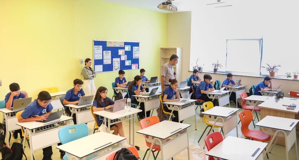 Класс European Azerbaijan School проходит тест Yolutap